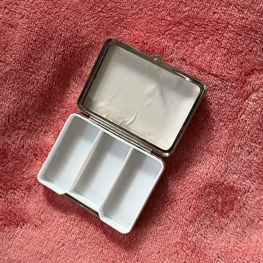 Engraved Silvertone Compact Pillbox I Don’t Repeat Gossip So Listen Carefully - Picture 7 of 8